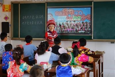 杭州街头遇见杜海涛!背影帅气,手牵沈梦辰,闲逛在一起